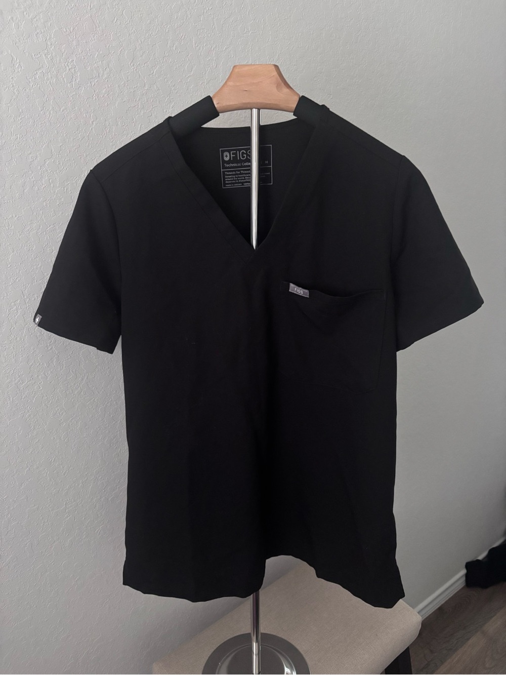 FIGS Catarina One Pocket Scrub Top Black V Neck Medical Healthcare Womens Med